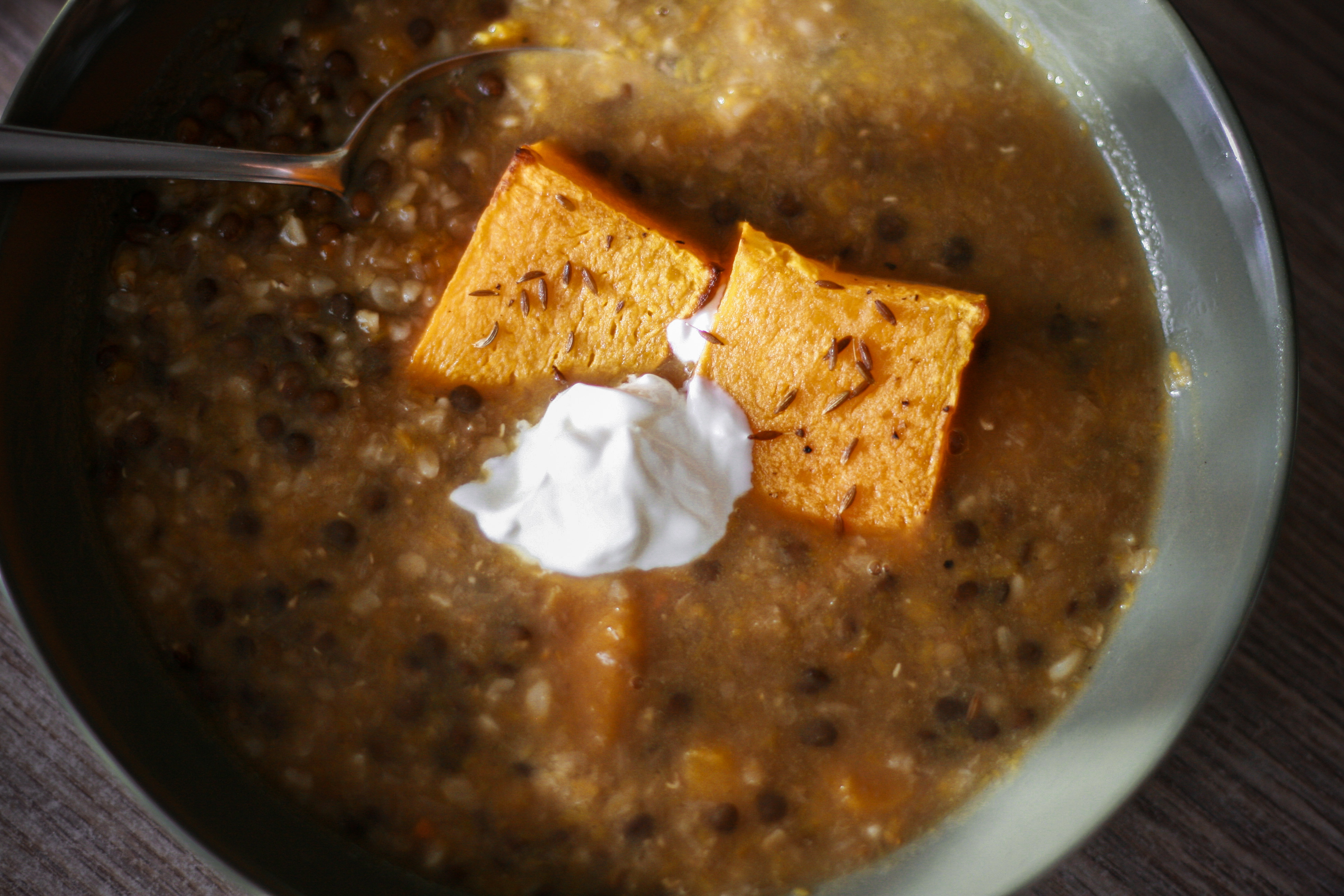 Kořeněná dýňovo-čočková polévka se špenátem