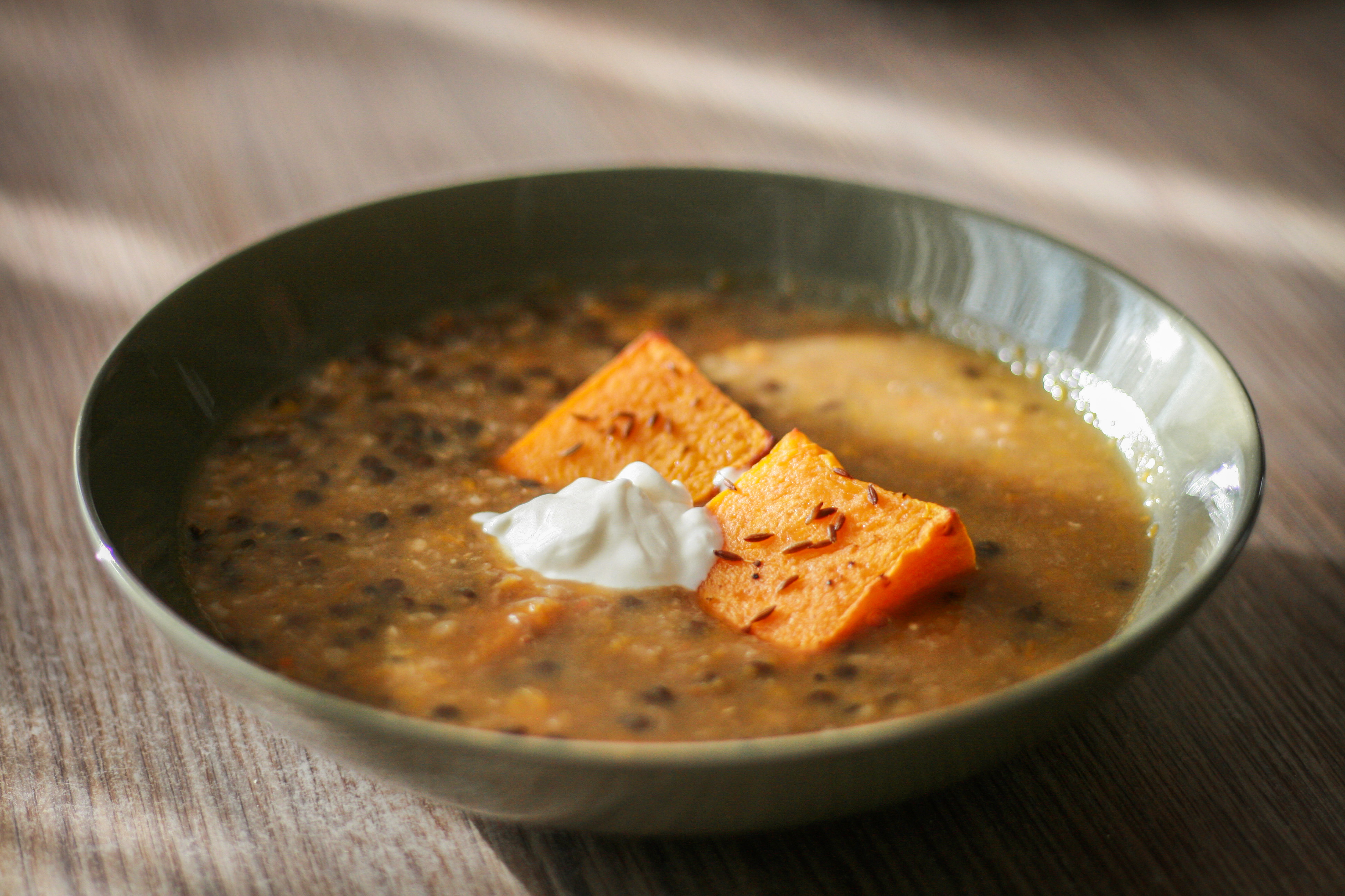 Kořeněná dýňovo-čočková polévka se špenátem