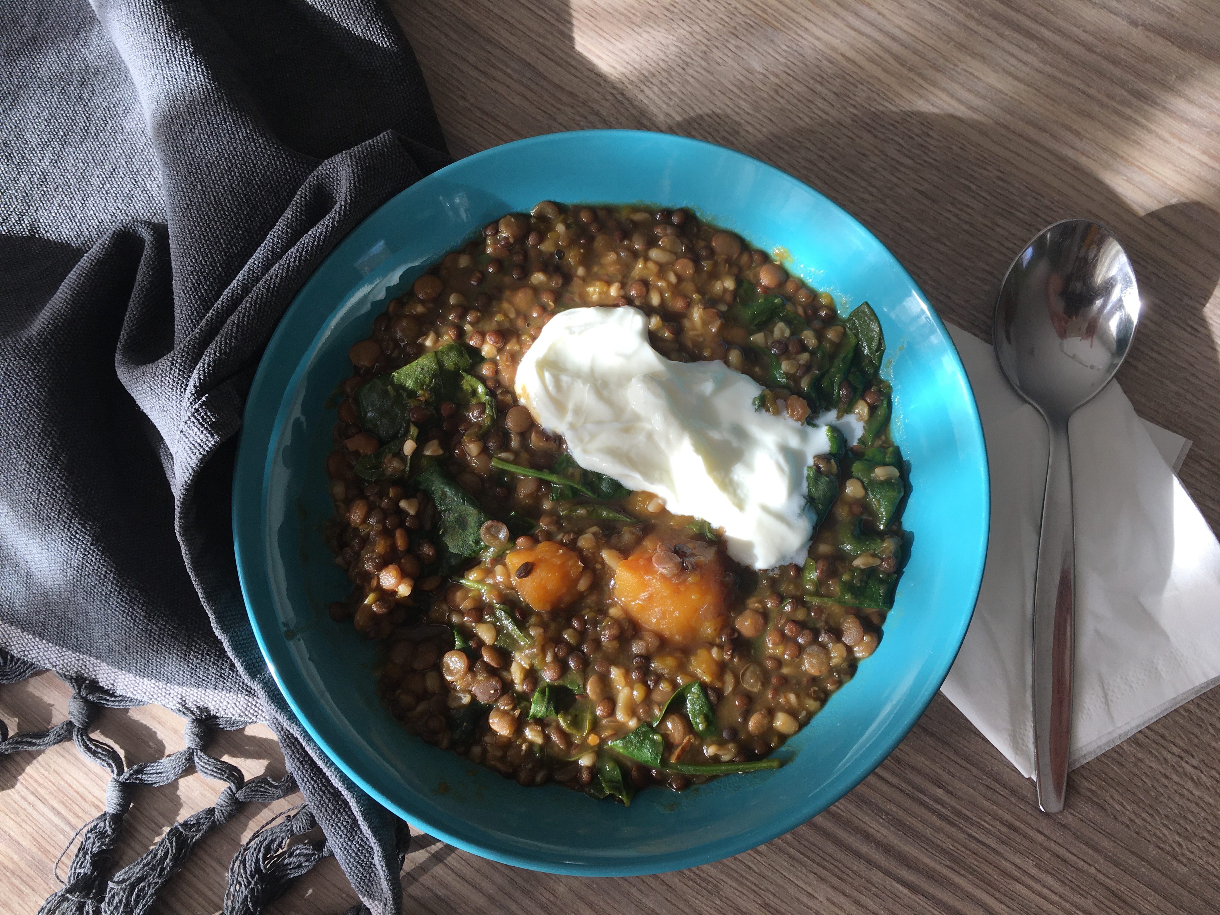 Kořeněná dýňovo-čočková polévka se špenátem