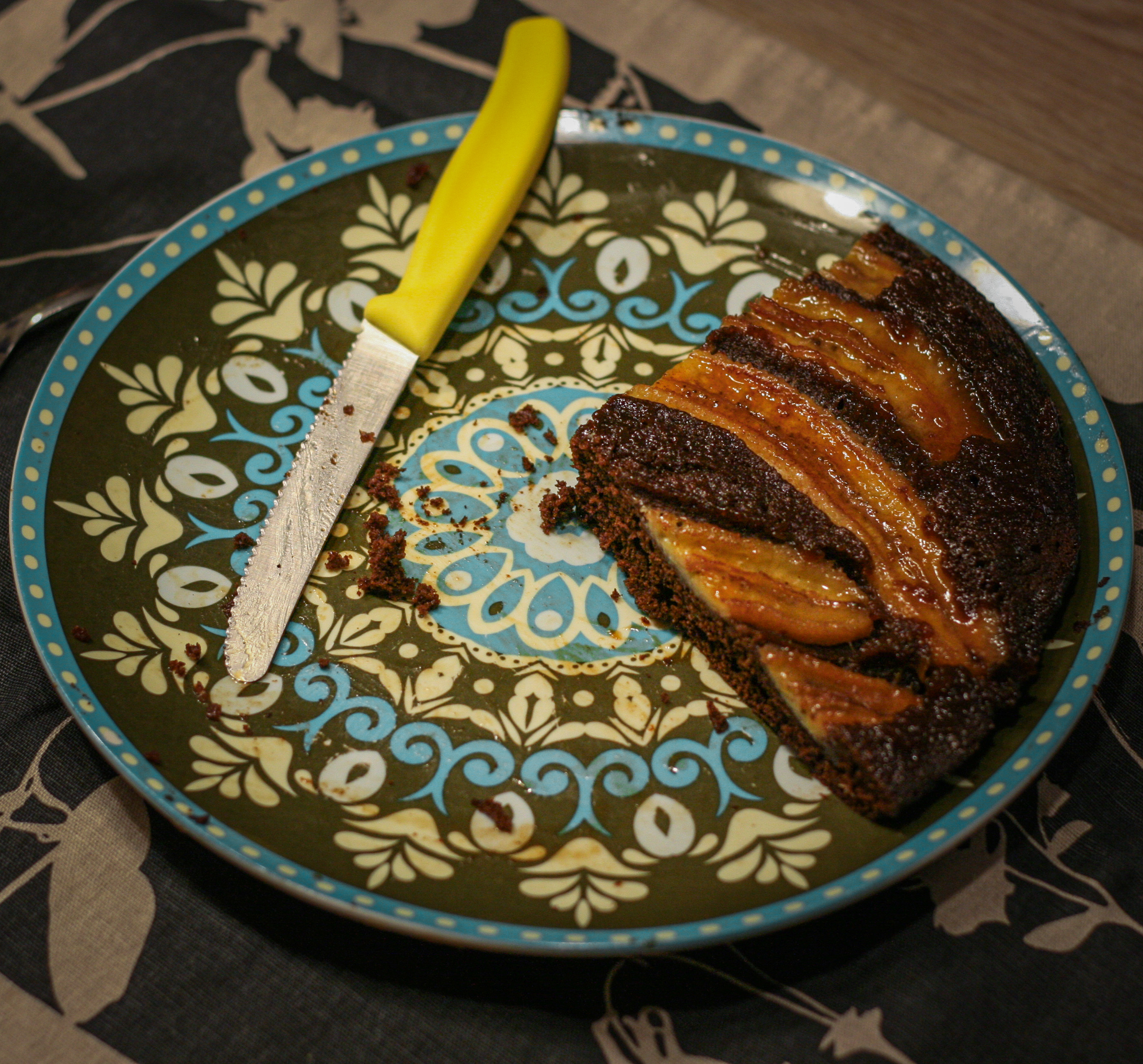 Obrácený banánový koláč z pánve