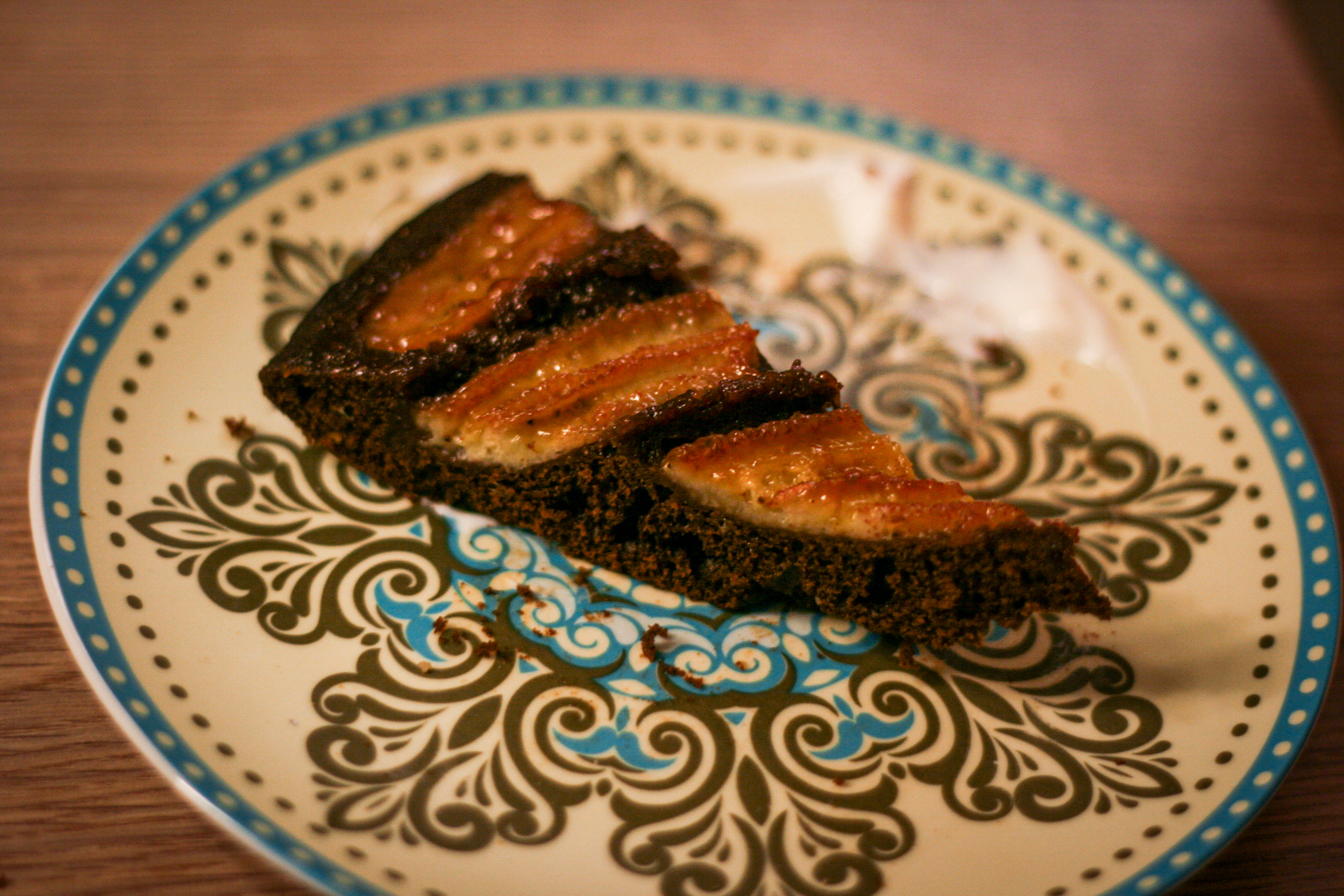 Obrácený banánový koláč z pánve