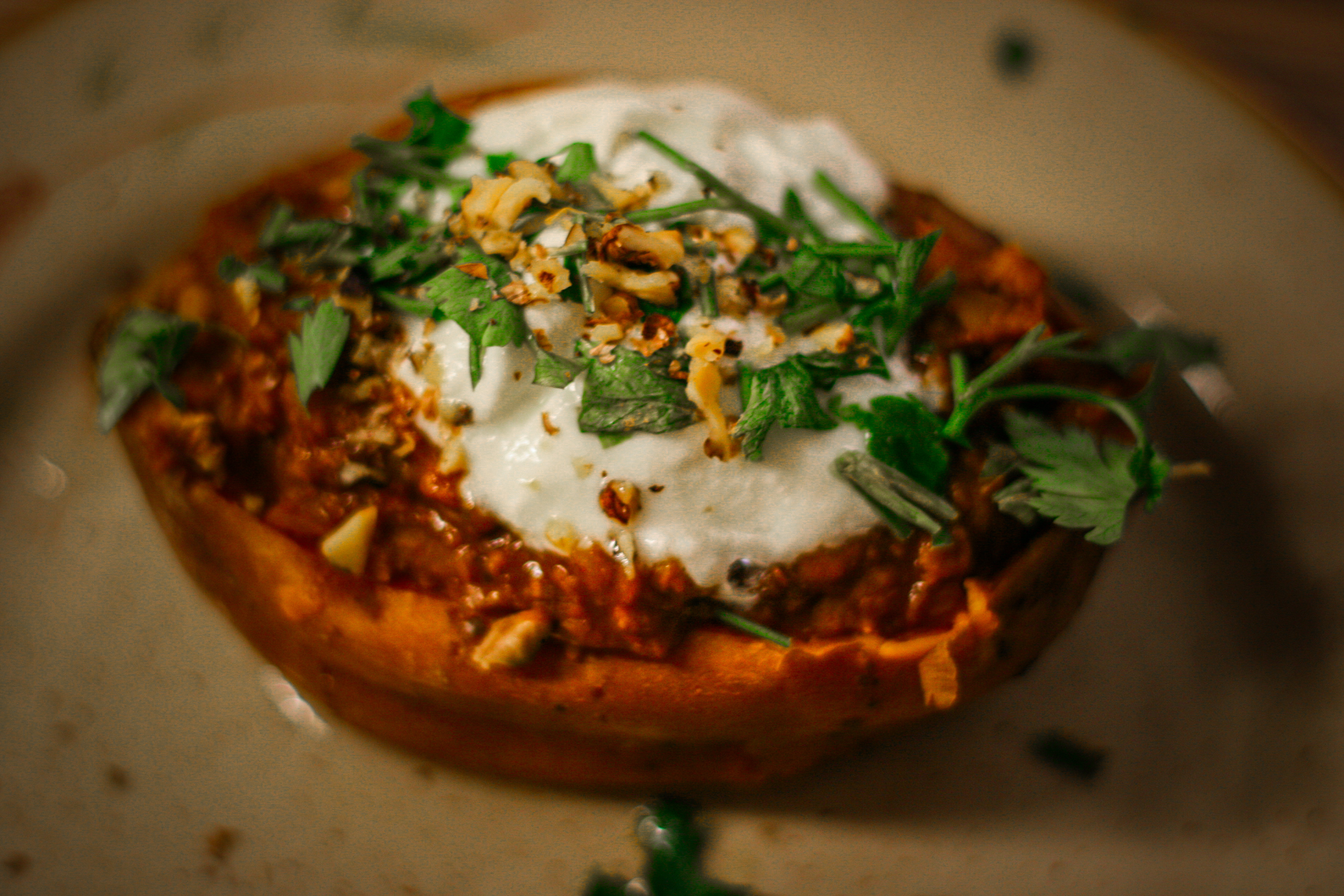 Pečené batáty plněné červenou čočkou