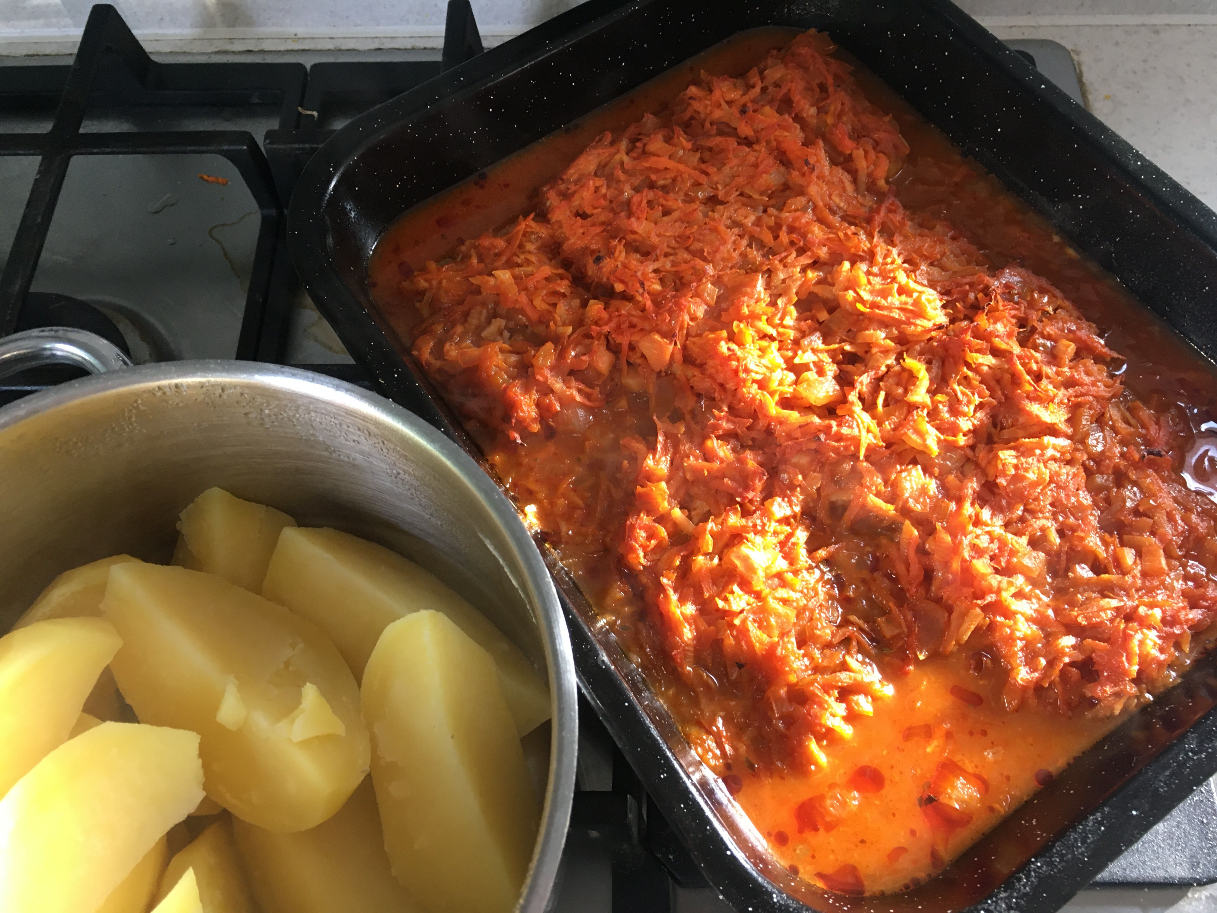 Ryba pod pokličkou z kořenové zeleniny