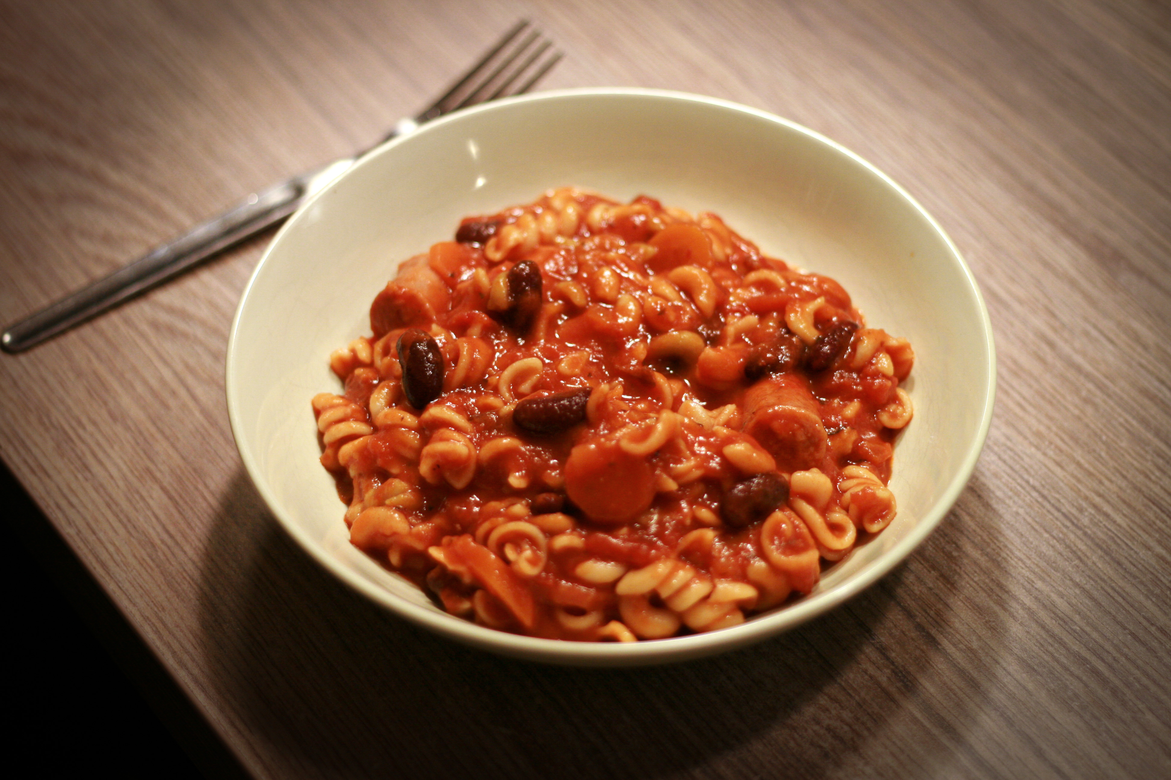 Vinná klobása v rajčatové omáčce s těstovinami