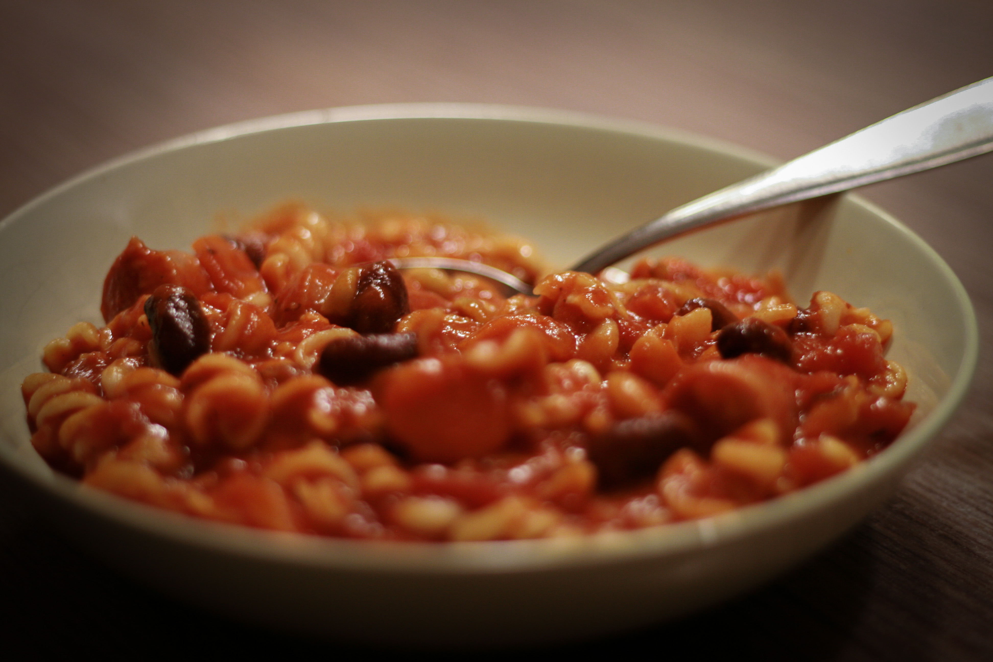 Vinná klobása v rajčatové omáčce s těstovinami